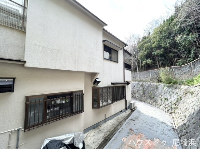 中古戸建　西宮市一ケ谷町の外観|■接道は南西側になります♪駐車1台可能です。安心のTVモニター付きインターホン完備！
