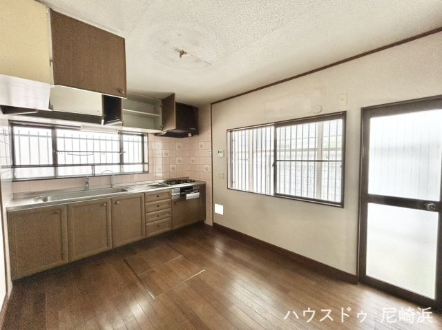 中古戸建　西宮市一ケ谷町のキッチン|■1階 ダイニングキッチン　キッチン横に勝手口ありお買い物帰りの動線もスムーズ♪