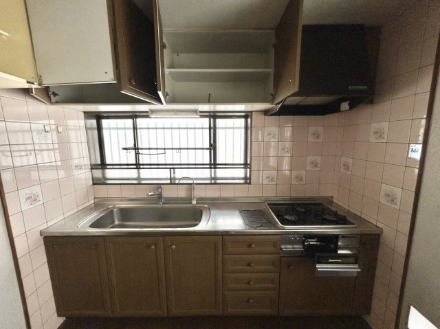 中古戸建　西宮市一ケ谷町のキッチン|■三口コンロとグリルでの同時調理で時短＆効率アップ♪