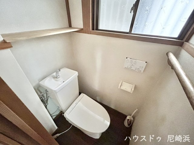 中古戸建　西宮市一ケ谷町のトイレ|■冬でも暖かい便座で冷え知らず！洗浄機能で衛生的♪（各階にございます）