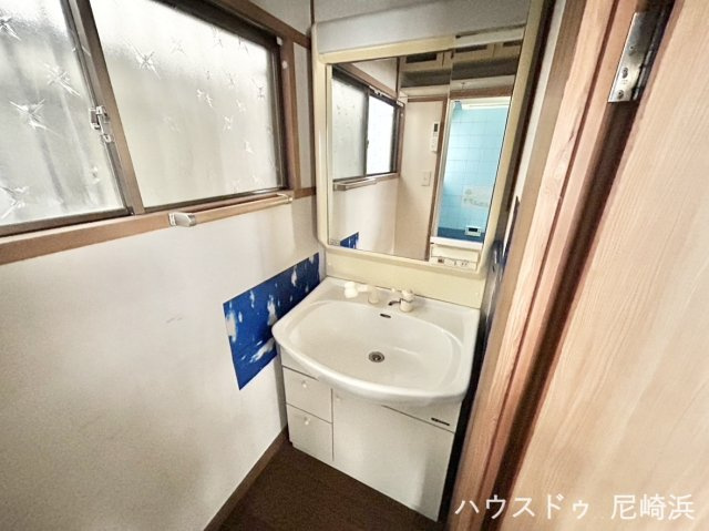 中古戸建　西宮市一ケ谷町の独立洗面台|■毎日の身支度を落ち着いて行え、収納も兼ね備えた独立洗面台♪