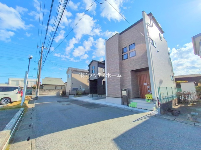 春日部市豊町4丁目　新築一戸建て　1号棟の前面道路含む現地写真