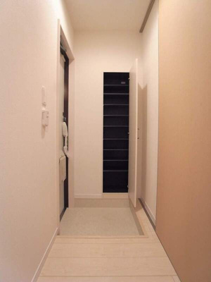 【玄関】 | リブリ・Pua lani | 収納もある玄関です