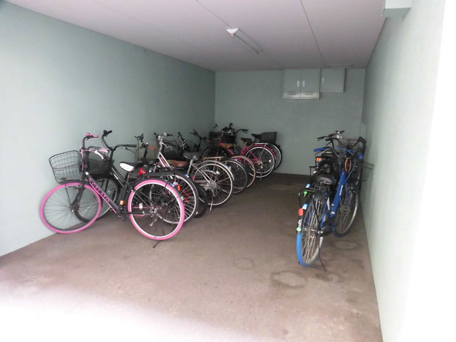 【その他共用部分】 | 建物内にある駐輪場です