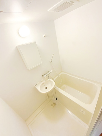 【浴室】 | 白基調のバスルームです。