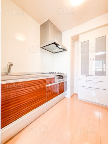 フェリオのキッチン|3口コンロ・グリル付のシステムキッチンです♪