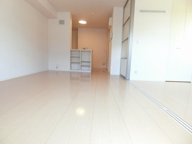 プログレスI B棟の居間・リビング|ゆったり過ごせる居間です