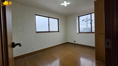 【子供部屋】 | 春日部市緑町3丁目中古戸建て | 二面採光のお部屋で日当たり通風良好です！
収納も大きく過ごしやすいです。お子さんのお部屋にいかがでしょうか