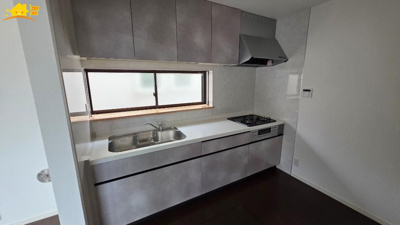 【キッチン】 | 春日部市緑町3丁目中古戸建て | お料理に集中できる独立型キッチン！音や匂いがダイニングに届きにくいのが特徴です。壁面が多いので収納スペースにも余裕ができ急な来客の際に積み重なった食器を見られてしまったなんてことも防げますよ！