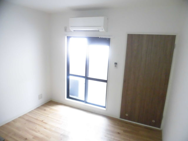 【居間・リビング】 | 陽の光が差し込む明るいお部屋です