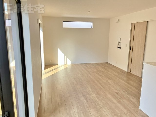 碧南市宮町の居間・リビング|暖かな陽射しが降りそそぐリビングです