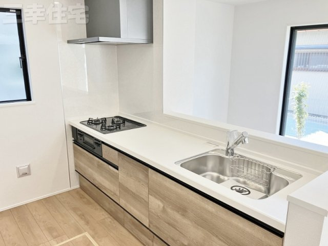 碧南市宮町のキッチン|ご家族の笑顔を見ながらお料理できる対面式システムキッチン。浄水器も付いてます！