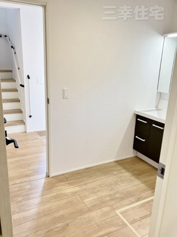 碧南市宮町のその他|玄関からもキッチンからも、どちらからも行ける洗面室。ママ目線の便利な導線を実現しています！