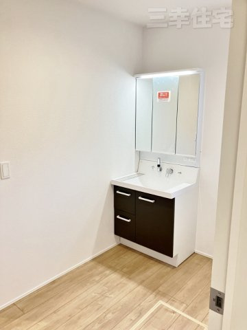 碧南市宮町の洗面所|3面鏡の洗髪洗面化粧台には、十分な可動式収納棚も付いた見た目も美しく機能性に優れた使いやすい仕様です