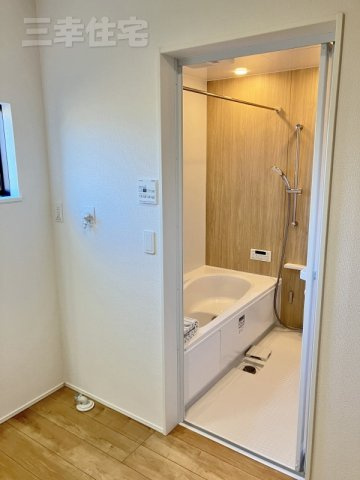 碧南市宮町の浴室|浴室暖房衣類乾燥機を完備。浴室でふんわり衣類乾燥もできるから、雨の日も安心です