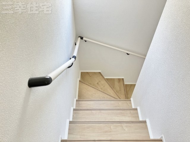 碧南市宮町の設備|階段や玄関には手すりがあります。転落の防止や体への負担を軽減します♪