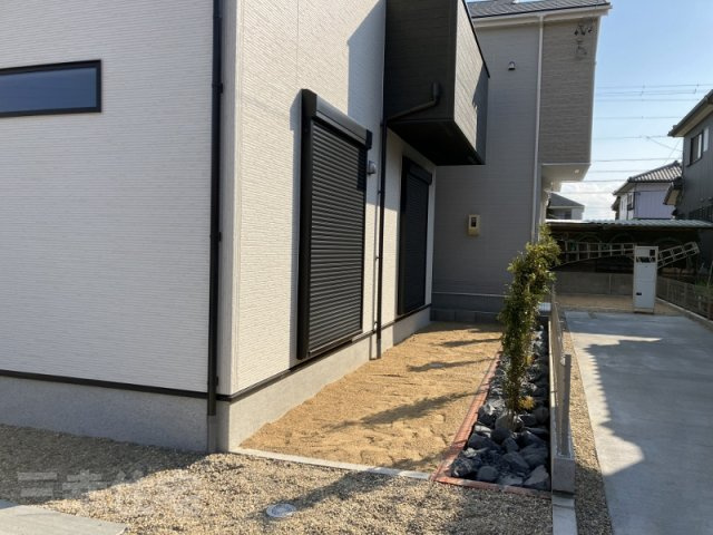 碧南市宮町の庭|シャッターがあるので防犯対策も安心ですね