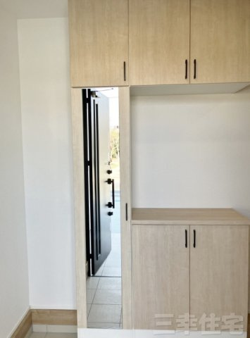 碧南市宮町の収納|玄関の収納に姿見鏡があります！お出かけ前に身だしなみチェックを