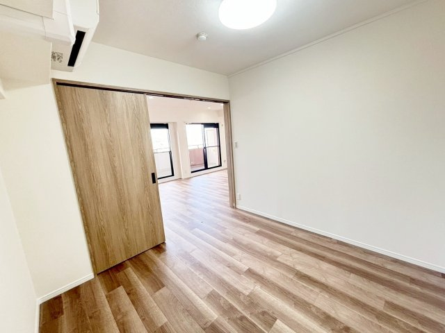 ダイアパレス新石切フォレストタウン292の洋室|リビング横の5帖のスペースは多目的に利用できます