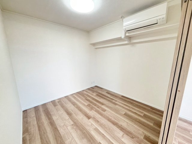 ダイアパレス新石切フォレストタウン292の洋室|5帖の洋室にはエアコン設置済