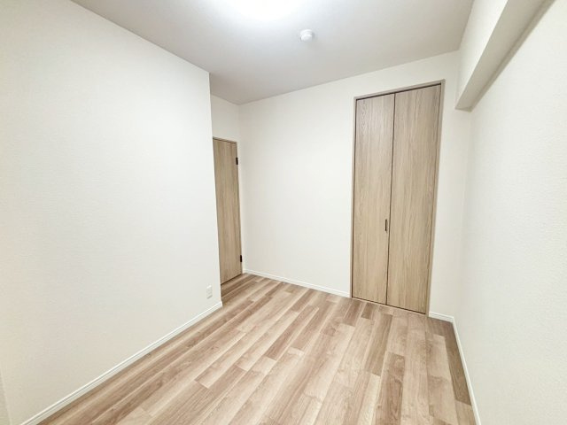 ダイアパレス新石切フォレストタウン292の洋室|収納付き4.9帖の洋室は、お勉強や仕事部屋に良さそうです