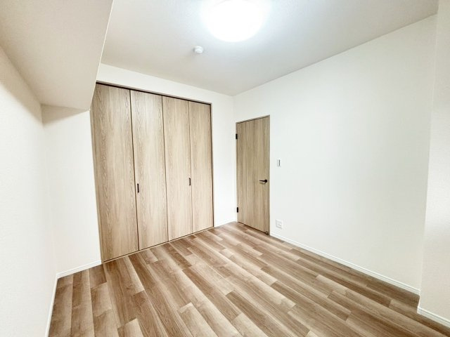 ダイアパレス新石切フォレストタウン292の洋室|6帖の洋室は主寝室には大型のクローゼット付きで主寝室に最適