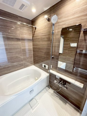 ダイアパレス新石切フォレストタウン292の浴室|リクシルのシステムバス・リノビオPシリーズは、最後のひとりまであたたかいサーモバスS、汚れにくスッキリデザインのキレイドア、エコアクアシャワー、パッとくるりんポイ排水口などとても機能的