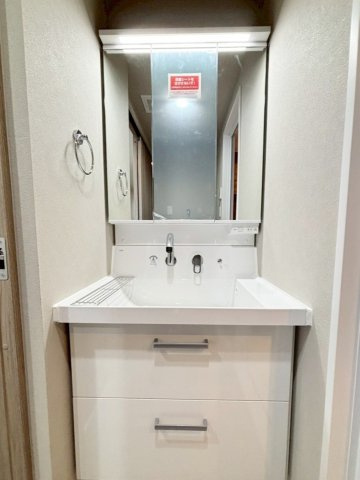 ダイアパレス新石切フォレストタウン292の独立洗面台|洗顔やつけ置き洗いに便利な、ひろびろボウルとシャワーホース収納式のくるくる水栓の便利な洗面台