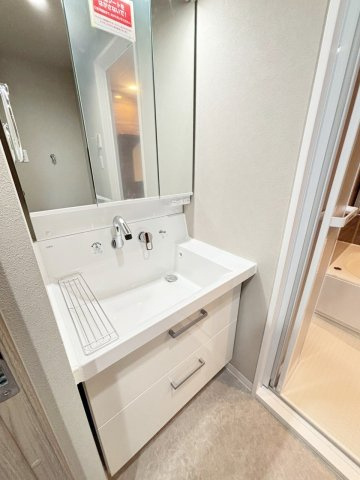 ダイアパレス新石切フォレストタウン292の独立洗面台|ミラーの裏は収納キャビネットです