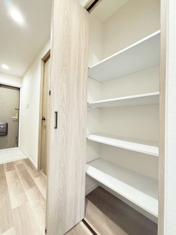 ダイアパレス新石切フォレストタウン292の収納|廊下に収納を新設
掃除用具などのストックはこちらへ