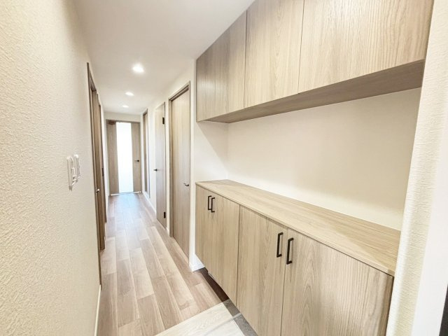 ダイアパレス新石切フォレストタウン292の玄関|玄関はお好きなアートやご家族の思い出の品を飾るギャラリーのようなスペースに