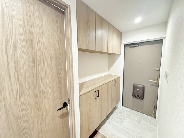 ダイアパレス新石切フォレストタウン292の玄関|玄関収納は幅160ｃｍの上下セパレート仕様