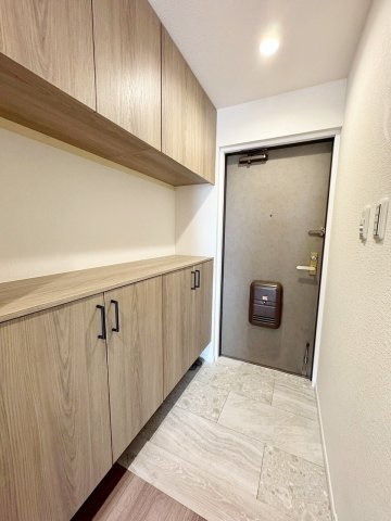 ダイアパレス新石切フォレストタウン292の玄関|土間はシックな石目調のフロアタイル