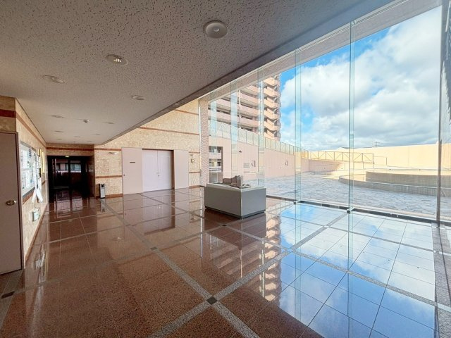 ダイアパレス新石切フォレストタウン292のロビー|ガラス張りで美しい管理棟ロビーからはプールが見えます