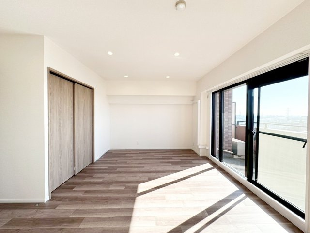 ダイアパレス新石切フォレストタウン292の居間・リビング|フローリングと建具のカラーを統一し、全体にシンプルでまとまりのあるリビングに