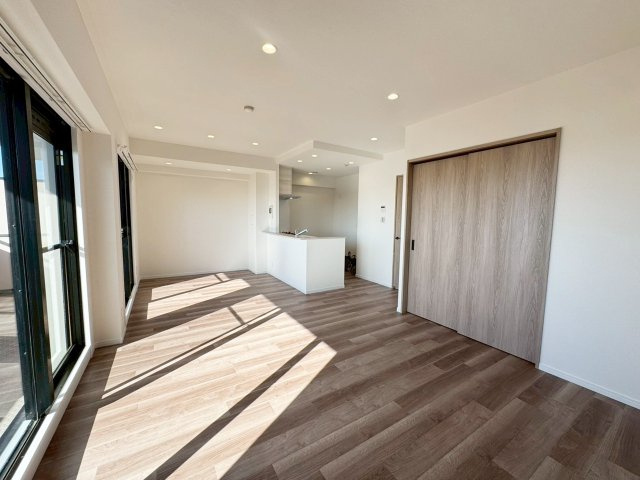 ダイアパレス新石切フォレストタウン292の居間・リビング|穏やかな日差しがたっぷりと差し込む明るいLDK
キッチンからは外の景色やリビングの様子も見渡せ、家族との時間を感じながら快適に過ごせます