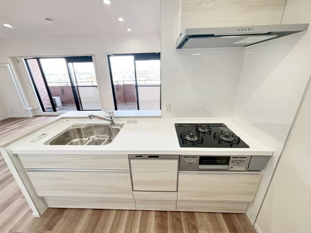 ダイアパレス新石切フォレストタウン292のキッチン|キッチンは家具、と考える。クリナップのラクエラシリーズ
リアルなウッド調の扉、フラットスリムレンジフード、食器洗い乾燥機、人工大理石のワークトップ、足元までたっぷり収納を採用