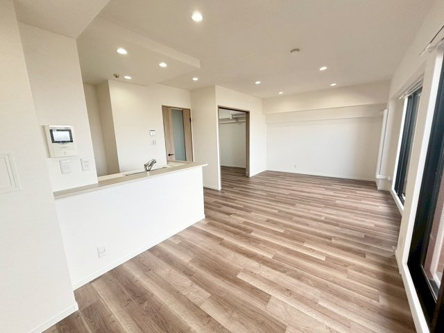 ダイアパレス新石切フォレストタウン292の居間・リビング|ダウンライトを採用することで、天井がより高く感じられ、より広がりを感じる空間です