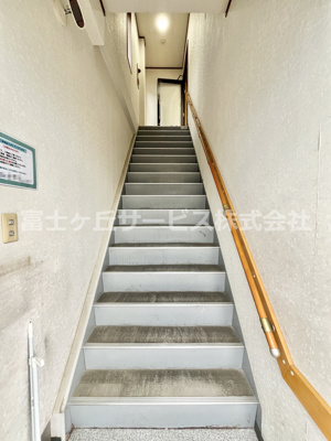 【玄関】 | 菊川市下平川 店舗事務所 | 2階事務所の階段
