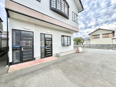 【エントランス】 | 菊川市下平川 店舗事務所 | 1階事務所、2階事務所それぞれ玄関があります