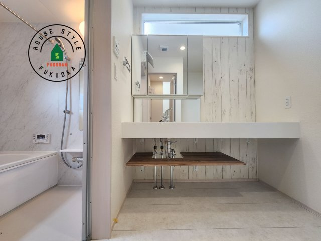 太宰府市青山3丁目第1-2（1号棟）の独立洗面台|毎日使うものだから清潔な空間を保ちたい水回り。洗面にはそんな願いを解消させてくれる収納アイデアが満載です。三面鏡の裏側にはキャビネットが現れ小物から背の高い物まで収納できます。