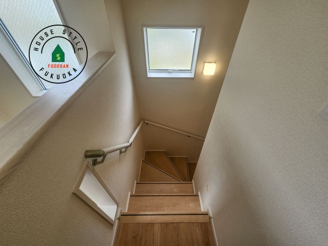 太宰府市青山3丁目第1-2（1号棟）の内装|＜手すり付階段＞手すりがないと階段の昇り降りで危険なことはもちろん、壁に手をつきながら歩くことで壁紙が汚れやすくなります。すべての方に快適に昇り降りしていただくため、手すりを設置しました。