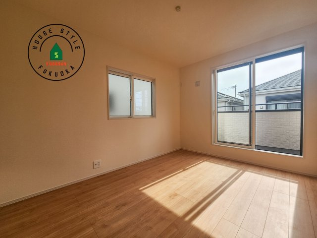 太宰府市青山3丁目第1-2（1号棟）の洋室|採光良好な洋室は全居室、複層ガラスの遮熱効果と断熱効果で、一年中快適に過ごせます。