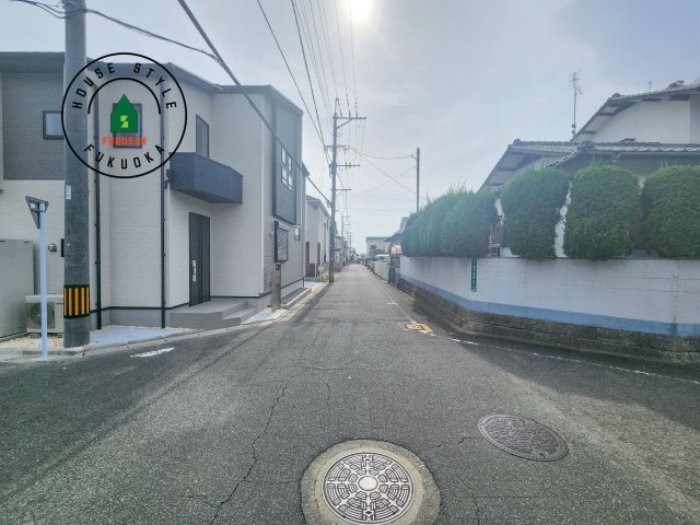 太宰府市青山3丁目第1-2（1号棟）の前面道路含む現地写真|前面道路は閑静な住宅地をはしる車通りの少ない道路。お車の出し入れが苦手なママや小さなお子様にも安心ですね。しっかり舗装もされているので、ベビーカーや自転車で通っても快適に通行できます。前面道路です。