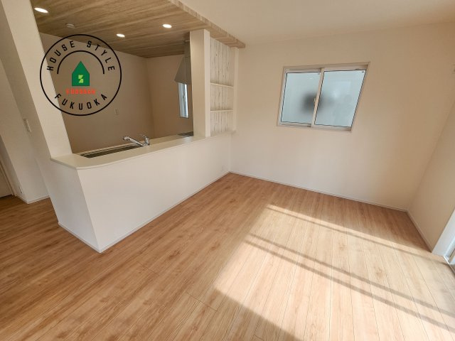 太宰府市青山3丁目第1-2（1号棟）のダイニング|キッチンから立ち込める香りが今日の料理を期待させます。