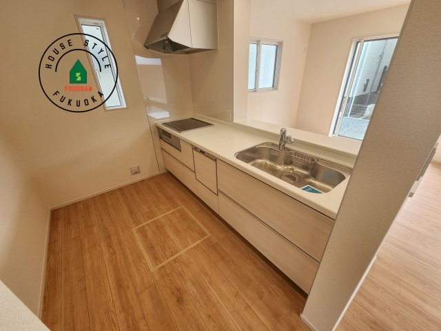 太宰府市青山3丁目第1-2（1号棟）のキッチン|ダイニングテーブルへの配膳がラクラク、お料理はかどるカウンター付きシステムキッチン！