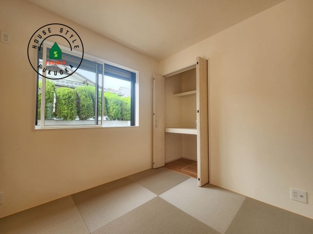 太宰府市青山3丁目第1-2（1号棟）の和室|和室を上手に活用すると暮らし方の幅が広がります。例えば普段は開け放して、子供の小さいうちはお昼寝や遊びのスペースに。畳はソフトなので転んでもケガをしにくく安心です