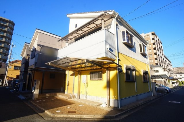 【外観】 | 東大阪市御厨東1丁目 | 【開放感のある南西角地！2階建て！太陽光発電システム搭載☆】ローン返済目安：月々約82672円（頭金0円、変動金利0.875％、返済期間35年、ボーナス払い無しで試算しています）