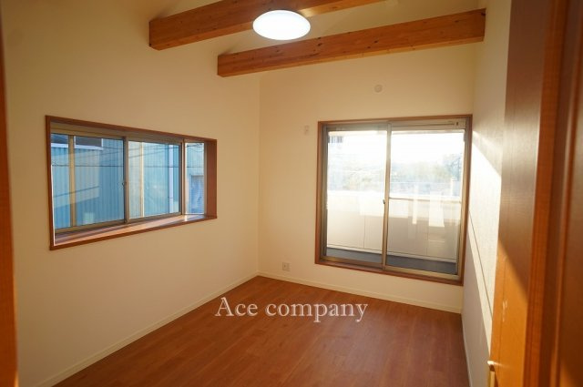 【子供部屋】 | 東大阪市御厨東1丁目 | 【2階：洋室6帖】バルコニーに面したお部屋です☆