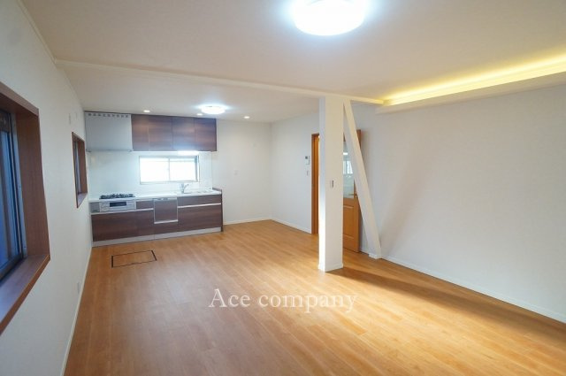 【居間・リビング】 | 東大阪市御厨東1丁目 | 【LDK：約17帖】クロス貼替え、床フロアタイル・CF張替え、水廻り設備一新、室内クリーニング済みです☆